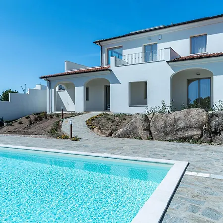 Infinity With Pool By Wonderful Italy *