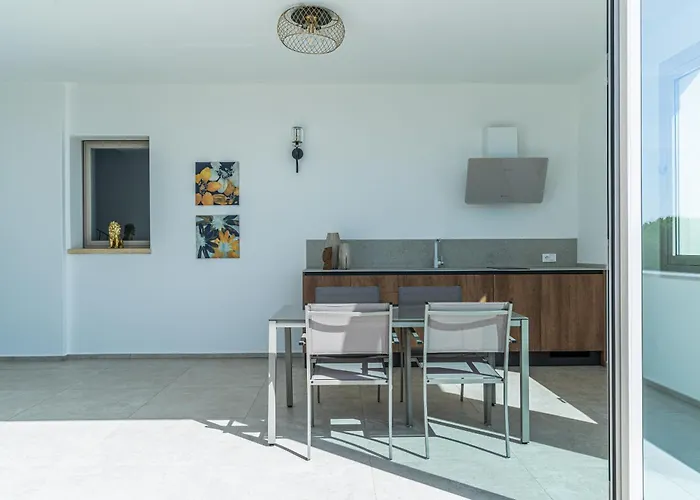 Infinity With Pool By Wonderful Italy *